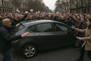 Atak samochodowy w Serbii – demonstranci ujęli sprawcę