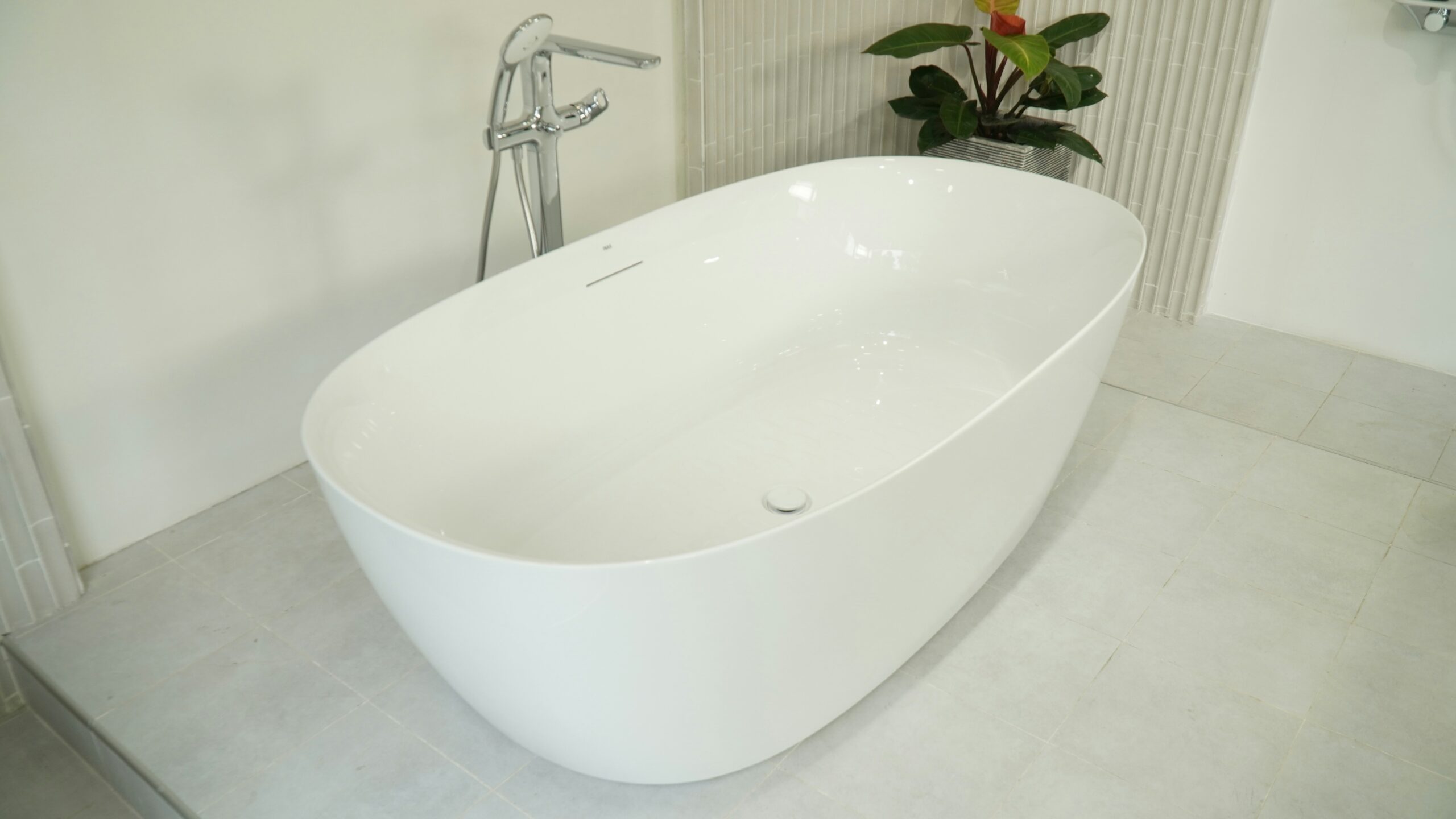 Wanna wolnostojąca w nowoczesnej łazience – design, zalety i inspiracje