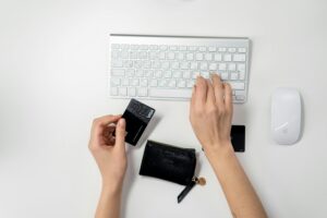 Zagrożenia podczas zakupów online – jak chronić dane i pieniądze