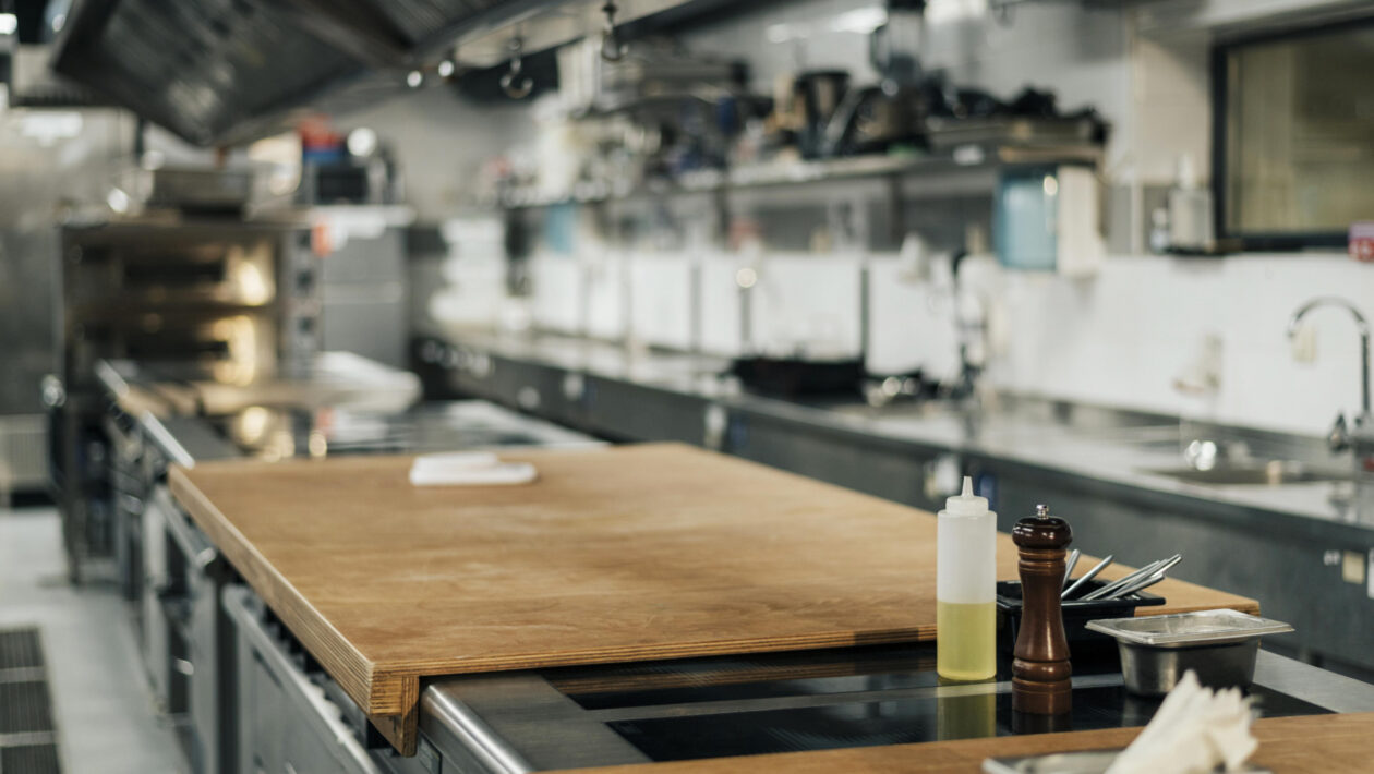 Jak dobrać sprzęt kuchenny do włoskiej restauracji serwującej pizzę i pasty?